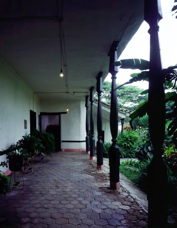 La Merced, El Cerrito, Valle del Cauca. Las galerías principales de La Merced incluyen, como las de La Concepción de Amaime, el lujo insólito de pies derechos o columnas en madera chocoana durísima, tallados con alguna fantasía artesanal que ciertamente se puede llamar barroca. Semejante efecto arquitectónico es excepcional en la arquitectura rural neogranadina.
