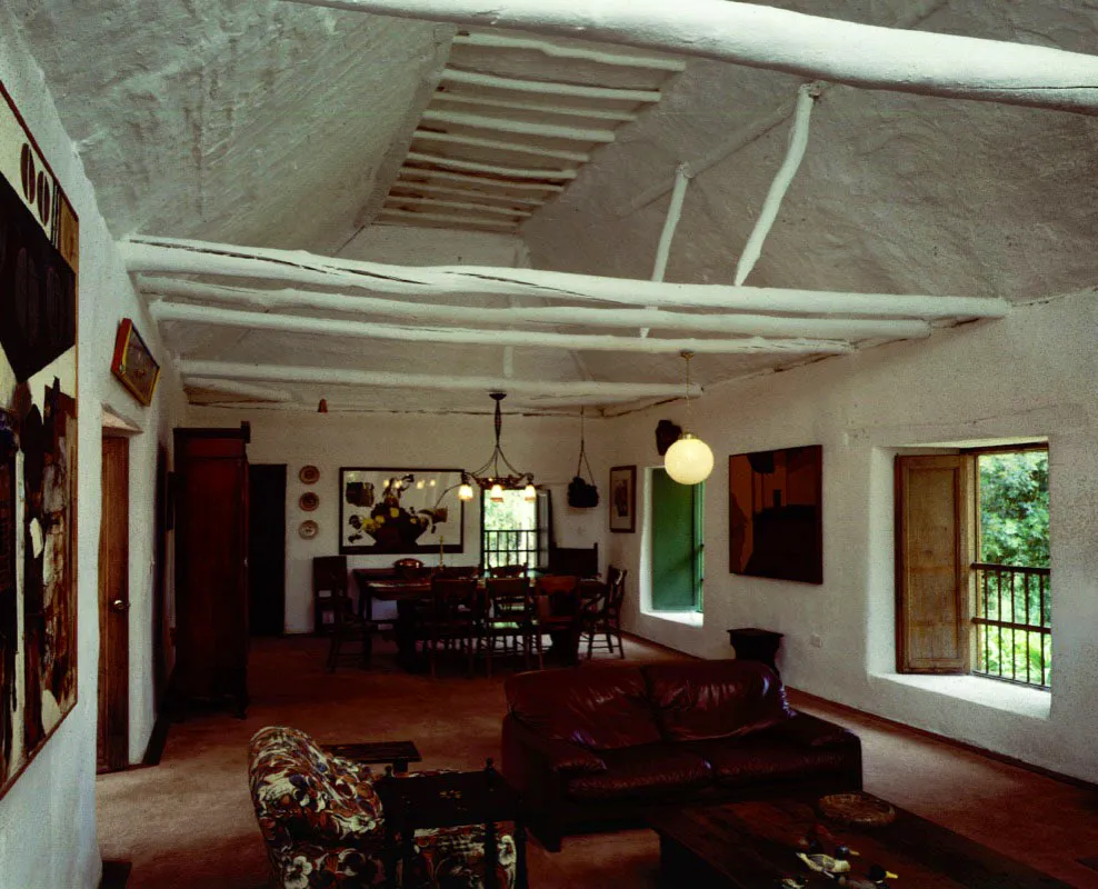 Casa de Teja, Guasca, Cundinamarca. Construida a finales del siglo XVIII o comienzos del XIX. Además del gracioso apodo andaluz,
común en el sur de Andalucía (donde
se usa para distinguir las edificaciones
rurales de tejado de
las que tienen techos planos en terraza),
la casa conserva una versión campesina
de armadura de cubierta en par y nudillo de buenas proporciones en la
cual hasta los tirantes transversales y los cuadrales (piezas diagonales en las esquinas) son maderas rollizas, con soporte de tejado en “chusque”. Al igual que Gotua, en Boyacá, Casa de Teja es un ejemplo de arquitectura reducida a lo esencial, a un mínimo que no por serlo carece de gracia ambiental.
