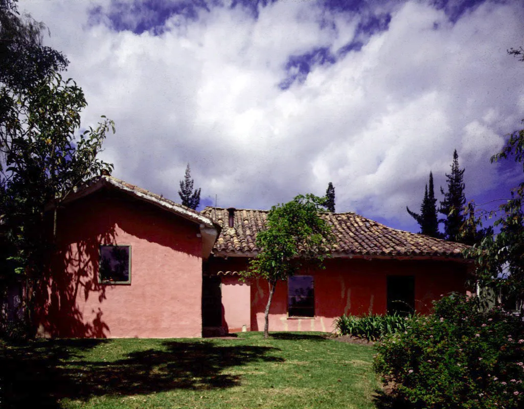 Casa de Teja, Guasca, Cundinamarca. Construida a finales del siglo XVIII o comienzos del XIX. Además del gracioso apodo andaluz,
común en el sur de Andalucía (donde
se usa para distinguir las edificaciones
rurales de tejado de
las que tienen techos planos en terraza),
la casa conserva una versión campesina
de armadura de cubierta en par y nudillo de buenas proporciones en la
cual hasta los tirantes transversales y los cuadrales (piezas diagonales en las esquinas) son maderas rollizas, con soporte de tejado en “chusque”. Al igual que Gotua, en Boyacá, Casa de Teja es un ejemplo de arquitectura reducida a lo esencial, a un mínimo que no por serlo carece de gracia ambiental.