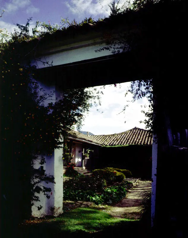  Chaleche, alrededores de Sesquil, Cundinamarca.
Existen tres casas rurales que llevan o han llevado el mismo nombre. La casa de hacienda de poca colonial tarda, ilustrada aqu, y 
dos interesantes 
casas de finca de 
poca republicana construidas entre el final del siglo XIX 
y el comienzo del 
XX, producto de la subdivisin de tierras de la hacienda colonial, resultado 
a su vez del fraccionamiento 
de la vasta encomienda de Sesquil al comienzo del siglo XVIII. La casa de poca colonial tuvo 
un evidente crecimiento por etapas hasta bien entrado el siglo XIX, sin bruscos cambios de volumetra tales como los pisos altos aadidos a las casas de hacienda vallecaucanas, lo que explica la suave relacin entre el paisaje y la forma actual de la casa. 