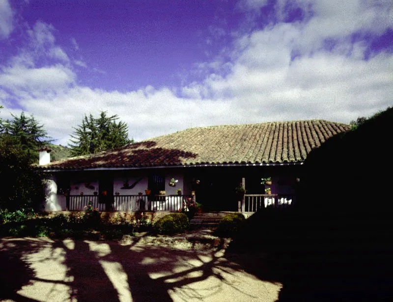  Chaleche, alrededores de Sesquil, Cundinamarca.
Existen tres casas rurales que llevan o han llevado el mismo nombre. La casa de hacienda de poca colonial tarda, ilustrada aqu, y 
dos interesantes 
casas de finca de 
poca republicana construidas entre el final del siglo XIX 
y el comienzo del 
XX, producto de la subdivisin de tierras de la hacienda colonial, resultado 
a su vez del fraccionamiento 
de la vasta encomienda de Sesquil al comienzo del siglo XVIII. La casa de poca colonial tuvo 
un evidente crecimiento por etapas hasta bien entrado el siglo XIX, sin bruscos cambios de volumetra tales como los pisos altos aadidos a las casas de hacienda vallecaucanas, lo que explica la suave relacin entre el paisaje y la forma actual de la casa. 