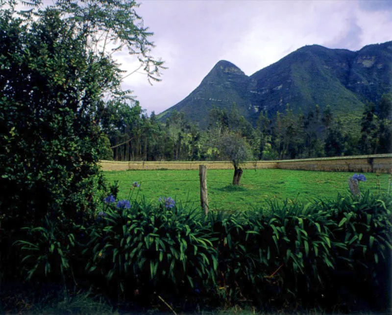 Aposentos, Simijaca, Cundinamarca. La casa combina un certero sentido intuitivo de lugar, aparente en su localización en una concavidad de los cerros circundantes, con la elegancia simétrica de su volumetría y fachada principal, lo cual tiene un evidente origen académico. El resultado es la casa
de hacienda más atípica, pero arquitectónicamente más interesante del período colonial en la Nueva Granada, así fuese construida al final de aquél.
Los muros delimitantes de los potreros vecinos a la casa prolongan el dominio espacial de ésta sobre el paraje donde se sitúa.