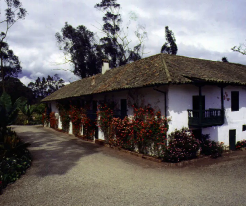 El Colegio, Madrid, Cundinamarca. 
Debe su nombre a la adquisicin de las tierras circundantes por parte del Real Colegio Seminario, entidad de propiedad y manejo administrativo de la Compaa de Jess. Antes de pasar por las manos de los jesuitas form parte de los vastos terrenos de la Dehesa de Bogot. Por algunas artimaas legales de los jesuitas, la hacienda no pas a manos del gobierno colonial luego de su expulsin en 1767, cuando la casa haba llegado a tener la volumetra y extensin an observables. Es una de las pocas casas de hacienda neogranadinas comprobablemente construida, al menos en parte (quiz dos tramos del piso bajo), a comienzos del siglo XVII. Su conservacin por parte de sucesivos propietarios privados la salv del abandono y vandalismo oficial en que cayeron otras propiedades rurales de la Compaa de Jess. 