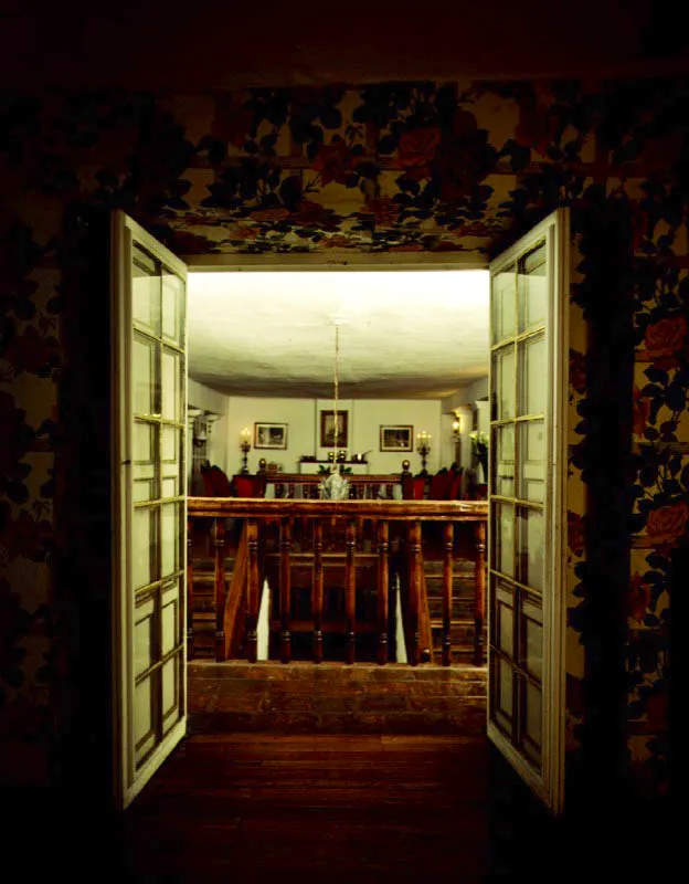 El Colegio, Madrid, Cundinamarca.
La transformación interior de la casa
de El Colegio durante el final del siglo XIX
y el comienzo del XX fue muy extensa. Incluyó la refacción
de la gran escalera a dos tramos y el espacio que ocupa, a más de
la instalación de
papel de colgadura,
un recurso decorativo propio de residencias urbanas, y los cielos rasos planos comunes
a casi todas las casas
de hacienda de la sabana de Bogotá.
En muchos casos
las subdivisiones interiores aumentaron el número de las habitaciones disponibles, reduciendo el
tamaño original
de las existentes.
Este proceso pasó también de las ciudades al campo, donde la amplitud
de espacios habitables
no depende de dimensiones estrechas de predios urbanos.