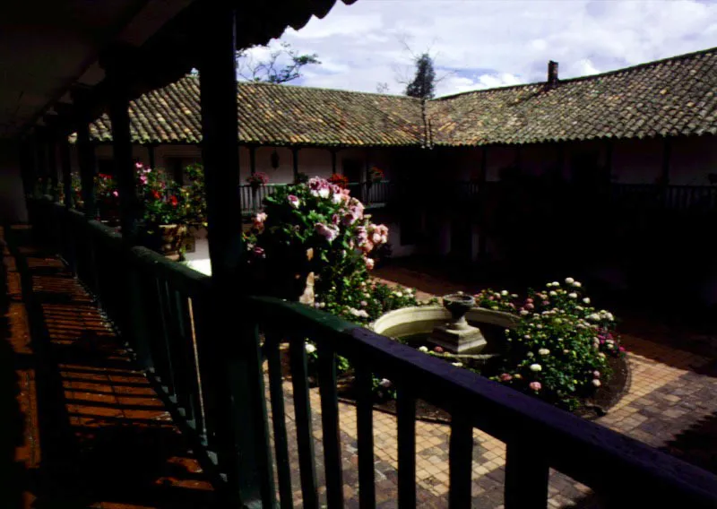 El Colegio, Madrid, Cundinamarca. El Colegio posee uno de los patios mejor proporcionados y elegantemente modulados en dos pisos entre las casas de hacienda de la sabana de Bogotá, pese a la presencia en éste de un brocal y una fuente de piedra de tamaño propio de una plaza urbana.