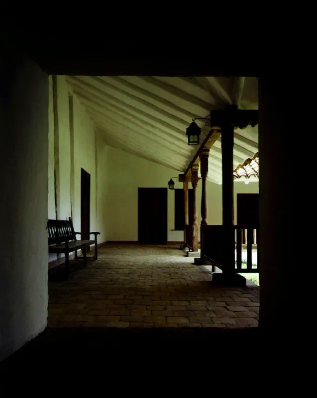 Hatoviejo, Yotoco, Valle del Cauca.
Como La Sierra y otras casas de hacienda vallecaucanas tiene su espectacular localización como principal mérito arquitectónico. Construida a partir de los últimos años del siglo XVII, posiblemente por prolongaciones sucesivas de los primeros tramos, llegó a tener una conformación espacial en U, es decir, en tres lados de un patio que nunca adquirió el cuarto y último costado. La concavidad resultante enfoca la vista panorámica del valle.