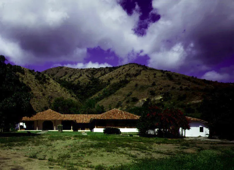Hatoviejo, Yotoco, Valle del Cauca.
Como La Sierra y otras casas de hacienda vallecaucanas tiene su espectacular localización como principal mérito arquitectónico. Construida a partir de los últimos años del siglo XVII, posiblemente por prolongaciones sucesivas de los primeros tramos, llegó a tener una conformación espacial en U, es decir, en tres lados de un patio que nunca adquirió el cuarto y último costado. La concavidad resultante enfoca la vista panorámica del valle.