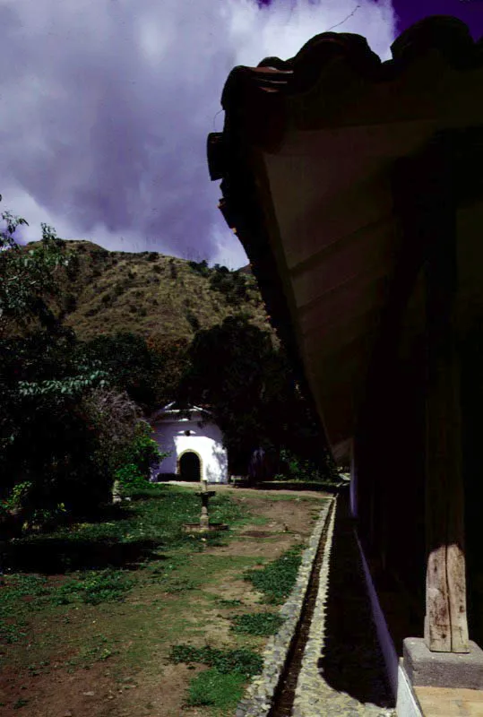 Hatoviejo, Yotoco, Valle del Cauca. La casa de Hatoviejo tuvo, como La Concepción de Amaime, una capilla aparte, curiosamente desviada en su implantación con respecto a la casa. Actualmente posee una portada de factura reciente.