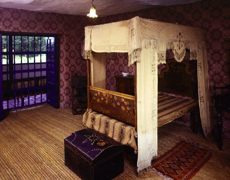 Fusca, Torca, Cundinamarca. Presencia de la historia política en las casas de hacienda: la alcoba donde pernoctó el Libertador Simón Bolívar, quien gustaba y entendía profundamente las casas de hacienda, las cuales enmarcaron su vida, desde su niñez hasta su muerte.