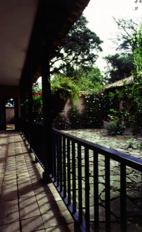 La Esmeralda, Tabio, Cundinamarca.
Forma parte de las
edificaciones rurales creadas al final de la época colonial, cuando se intensificó la desmembración de los latifundios en la sabana de Bogotá. La enorme propiedad de El Novillero, se dividió en algún momento de su historia en once fracciones, una de
las cuales llegó
a ser La Esmeralda. Aunque el tamaño y época de construcción puedan variar mucho de una casa de hacienda a otra, la gracia de los tejados o la delicada relación entre casa y lugar son constantes en todas. En La Esmeralda el prisma imaginario de espacio en el cual se inscribe la casa es casi tangible, y la casa misma podría ser tan natural como sus árboles.