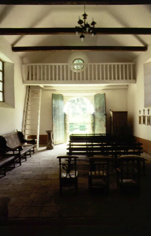 Calibo. Popayn, Cauca. 
No sera raro que las mismas manos hubiesen construido, entre los siglos XVII y XVIII, pero ante todo durante este ltimo, la casa de Antn Moreno y la de Calibo, a uno y otro lado de las afueras de Popayn. Calibo es casa alta y baja propia de una llanura donde hay que otear el horizonte desde ms arriba, mientras Antn Moreno es casa de colina o altozano, ya situada en lo ms alto. Aprovechando mayores recursos econmicos, Calibo asumi proporciones ms amplias y elegantes que las de sus congneres payanesas, y cierto tono de gran casa de ciudad, superponiendo un 
piso alto a una planta 
baja quiz ms arquitecturada pero menos ntima y evocadora que la de Antn Moreno. Calibo representa el lujo constructivo y el ms refinado nivel tecnolgico entre las casas de hacienda caucanas.
La celebridad de Calibo como escenario de historia poltica y militar durante el siglo XIX ha opacado, en cierta medida, su importancia arquitectnica y la destacada calidad tecnolgica de su construccin. Calibo es un ejemplo arquetpico de un gnero constructivo que fue dejando atrs su propio pasado andaluz o manchego para asumir una nueva identidad en la tierra neogranadina. Es cierto que sus tejas son de tipo rabe, como 
lo son sus armaduras de cubierta, pero 
estn colocadas sobre soportes de caas entrelazadas a la manera indgena. 
Las maderas, los adobes, los ladrillos, la cal, la arcilla, las caas son de la regin, trabajadas y unidas entre s a la manera regional. En cierto modo real, la casa sali del lugar donde fue levantada, as haya
sido pensado su carcter y organizacin espacial muchos siglos antes en remotas tierras de otros continentes. 