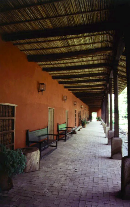 Calibío. Popayán, Cauca.
No sería raro que las mismas manos hubiesen construido, entre los siglos XVII y XVIII, pero ante todo durante este último, la casa de Antón Moreno y la de Calibío, a uno y otro lado de las afueras de Popayán. Calibío es casa “alta y baja” propia de una llanura donde hay que otear el horizonte desde más arriba, mientras Antón Moreno es casa de colina o altozano, ya situada en lo más alto. Aprovechando mayores recursos económicos, Calibío asumió proporciones más amplias y elegantes que las de sus congéneres payanesas, y cierto tono de gran casa de ciudad, superponiendo un
piso alto a una planta
baja quizá más arquitecturada pero menos íntima y evocadora que la de Antón Moreno. Calibío representa el lujo constructivo y el más refinado nivel tecnológico entre las casas de hacienda caucanas.
La celebridad de Calibío como escenario de historia política y militar durante el siglo XIX ha opacado, en cierta medida, su importancia arquitectónica y la destacada calidad tecnológica de su construcción. Calibío es un ejemplo arquetípico de un género constructivo que fue dejando atrás su propio pasado andaluz o manchego para asumir una nueva identidad en la tierra neogranadina. Es cierto que sus tejas son de tipo árabe, como
lo son sus armaduras de cubierta, pero
están colocadas sobre soportes de cañas entrelazadas a la manera indígena.
Las maderas, los adobes, los ladrillos, la cal, la arcilla, las cañas son de la región, trabajadas y unidas entre sí a la manera regional. En cierto modo real, la casa salió del lugar donde fue levantada, así haya
sido pensado su carácter y organización espacial muchos siglos antes en remotas tierras de otros continentes.