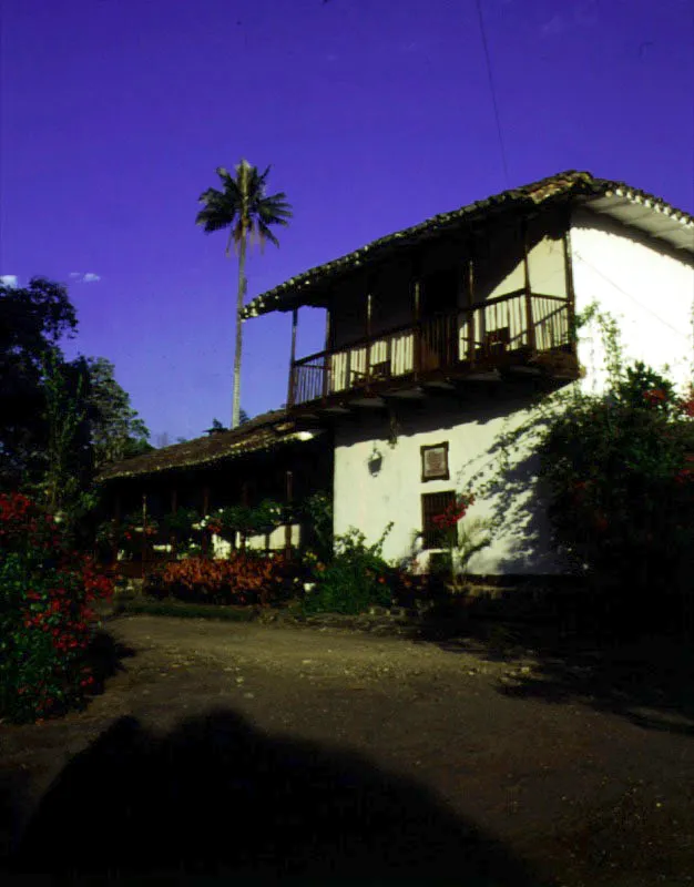 El Puesto, La Ceja, Antioquia. 
Construida a mediados del siglo XVIII por el Alfrez Real Felipe Villegas y Crdoba, la casa ofrece rasgos volumtricos y tecnolgicos presentes tambin en las casas de la misma poca en el Cauca y Valle del Cauca, quitndoles validez a las tipologas que asocian determinadas formas arquitectnicas con algunas regiones neogranadinas en particular. Ntese el realce volumtrico en el segundo piso a manera de mirador, provisto de un balcn en voladizo (y no rehundido) y la galera exterior en el piso bajo. 
Son escasas las casas de hacienda de la regin antioquea que conservan su localizacin y espacio circundante como ocurre en este caso, y que no han sido transformadas hasta perder por completo sus componentes arquitectnicos originales. La presencia de la casa de El Puesto en su paisaje es ejemplar.  