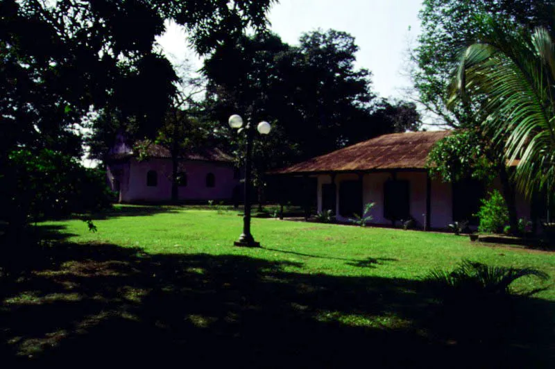 Saldaña, Capilla aislada, Saldaña, Tolima.
La razón de ser de las capillas anexas, exentas o aisladas en las casas rurales neogranadinas, era la necesidad de proveer el culto religioso a feligreses venidos de haciendas, veredas o caseríos vecinos carentes de iglesia, aparte de los residentes y trabajadores de la propia hacienda. En torno a ésta debía existir un espacio adecuado para procesiones y otras ceremonias al aire libre.
La casa de la hacienda Saldaña vino a menos en el siglo XIX y ha perdido grandemente su fisonomía y carácter de época republicana en el XX, pero de la construcción colonial resta aún la capilla, aparentemente construida a fines del siglo XVIII. Sus ingenuos barroquismos, obviamente realizados “a ojo” y de memoria por algún anónimo constructor, se limitan a dos medios óvalos cortados en las diagonales del frontón en fachada, produciendo así una silueta mixtilínea, y en el interior un singular retablo afacetado en mampostería. La capilla de Saldaña es lo que se podría llamar “barroco recóndito rural neogranadino”.