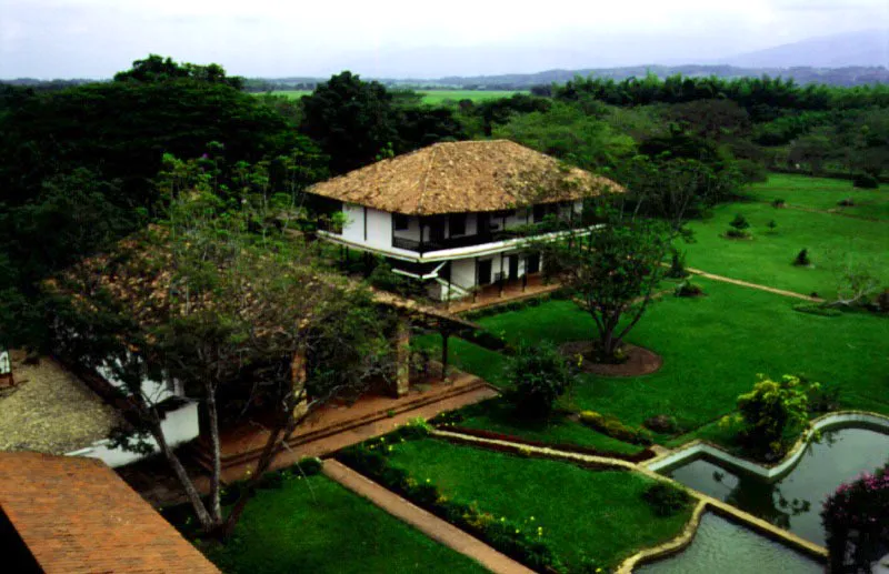 Japio, Caloto, Cauca.
La casa y trapiche (de cacao) de Japio llegaron a su máximo desarrollo original en la segunda mitad del siglo XVIII. La casa colonial, de planta compacta y volumetría similar a la de La Merced y El Hato está hoy rodeada de jardines formales que datan del final del siglo XIX, al igual que el extenso acueducto sobre arcos de ladrillo, una obra de ingeniería hidráulica de época republicana. La suerte de la casa ha sido azarosa en el siglo XX. En 1917 fue demolida su capilla exenta luego de ser utilizada como depósito. Esto del derribo de capillas rurales se tornó moda en la región, donde fueron eliminadas también las de Cañasgordas, Pisojé y Puracé. La casa fue modernizada en la década de los
setenta, privándola
de los recintos que conformaban las esquinas de la edificación
–lo cual alteró desfavorablemente el aspecto exterior de la misma– y dotándola de una insólita escalera nueva “a juego” con la original.