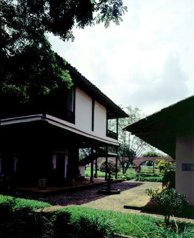 Japio, Caloto, Cauca.
La casa y trapiche (de cacao) de Japio llegaron a su máximo desarrollo original en la segunda mitad del siglo XVIII. La casa colonial, de planta compacta y volumetría similar a la de La Merced y El Hato está hoy rodeada de jardines formales que datan del final del siglo XIX, al igual que el extenso acueducto sobre arcos de ladrillo, una obra de ingeniería hidráulica de época republicana. La suerte de la casa ha sido azarosa en el siglo XX. En 1917 fue demolida su capilla exenta luego de ser utilizada como depósito. Esto del derribo de capillas rurales se tornó moda en la región, donde fueron eliminadas también las de Cañasgordas, Pisojé y Puracé. La casa fue modernizada en la década de los
setenta, privándola
de los recintos que conformaban las esquinas de la edificación
–lo cual alteró desfavorablemente el aspecto exterior de la misma– y dotándola de una insólita escalera nueva “a juego” con la original.