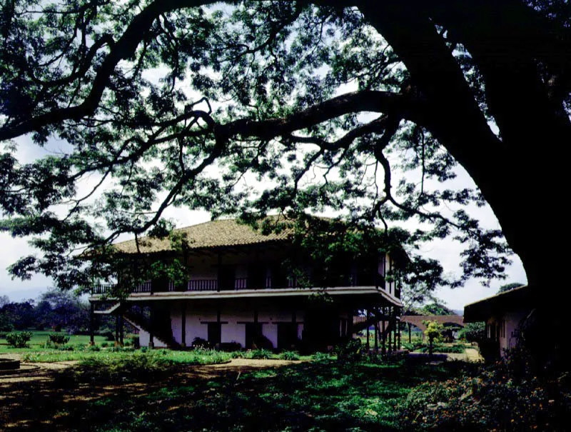 Japio, Caloto, Cauca.
La casa y trapiche (de cacao) de Japio llegaron a su máximo desarrollo original en la segunda mitad del siglo XVIII. La casa colonial, de planta compacta y volumetría similar a la de La Merced y El Hato está hoy rodeada de jardines formales que datan del final del siglo XIX, al igual que el extenso acueducto sobre arcos de ladrillo, una obra de ingeniería hidráulica de época republicana. La suerte de la casa ha sido azarosa en el siglo XX. En 1917 fue demolida su capilla exenta luego de ser utilizada como depósito. Esto del derribo de capillas rurales se tornó moda en la región, donde fueron eliminadas también las de Cañasgordas, Pisojé y Puracé. La casa fue modernizada en la década de los
setenta, privándola
de los recintos que conformaban las esquinas de la edificación
–lo cual alteró desfavorablemente el aspecto exterior de la misma– y dotándola de una insólita escalera nueva “a juego” con la original.