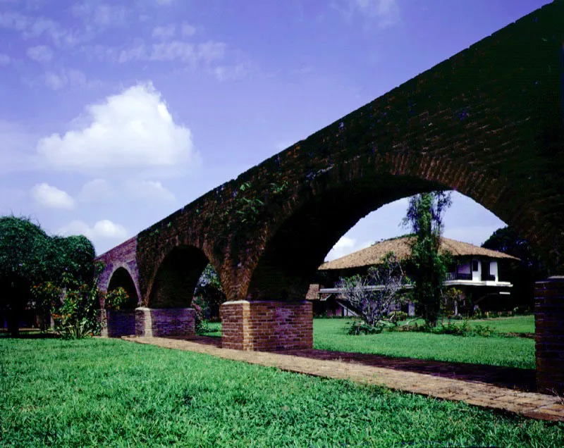 Japio, Caloto, Cauca.
La casa y trapiche (de cacao) de Japio llegaron a su máximo desarrollo original en la segunda mitad del siglo XVIII. La casa colonial, de planta compacta y volumetría similar a la de La Merced y El Hato está hoy rodeada de jardines formales que datan del final del siglo XIX, al igual que el extenso acueducto sobre arcos de ladrillo, una obra de ingeniería hidráulica de época republicana. La suerte de la casa ha sido azarosa en el siglo XX. En 1917 fue demolida su capilla exenta luego de ser utilizada como depósito. Esto del derribo de capillas rurales se tornó moda en la región, donde fueron eliminadas también las de Cañasgordas, Pisojé y Puracé. La casa fue modernizada en la década de los
setenta, privándola
de los recintos que conformaban las esquinas de la edificación
–lo cual alteró desfavorablemente el aspecto exterior de la misma– y dotándola de una insólita escalera nueva “a juego” con la original.