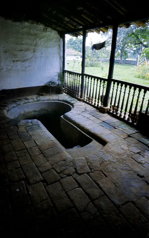 Cañasgordas, Cali, Valle del Cauca. El “chorro” o baño de la casa de los señores presenta una forma en ojo de cerradura, observable actualmente en excavaciones arqueológicas realizadas en los grupos de casas artesanales de época islámica descubiertos en la Alhambra granadina, y que datan de los siglos XI y XII. Un recuerdo arquitectónico renovado a seiscientos años de su época de origen.