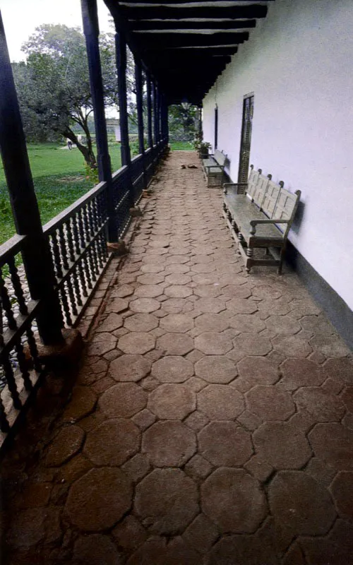 Cañasgordas, Cali, Valle del Cauca. La casa de Cañasgordas. data de comienzos del siglo XVIII, con numerosas reformas y adiciones en ese siglo y el siguiente. Conserva el trapiche, pero le fue demolida la capilla exenta, como se acostumbraba a comienzos del siglo XX. Como la mayoría de las casas de hacienda de trapiche en el Valle del Cauca, es de planta compacta (con prolongaciones) provista de las grandes galerías usuales en pisos alto y bajo. Cañasgordas parece haber comenzado en el siglo XVII como una casa baja de tramo único, creciendo luego al paso de las décadas.
Los espacios dominantes en Cañasgordas no son sus recintos sino sus galerías, donde transcurría la mayor parte de la vida cotidiana de la casa.