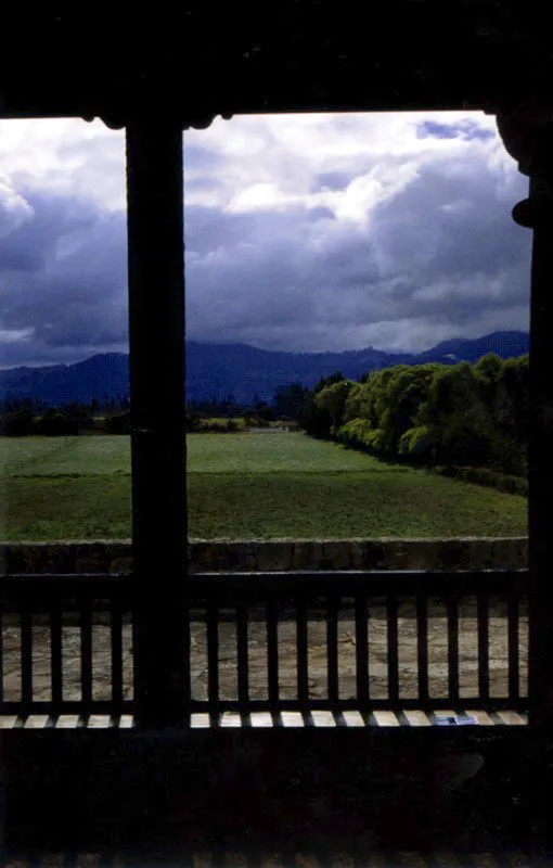 El Abra, Zipaquirá, Cundinamarca. Definible como un caso límite entre una casa de hacienda colonial modernizada
y lo que en efecto
es una casa de
campo actual dotada
de una volumetría
y localización tradicionales. El Abra pertenece al género ambiguo en el cual habría que incluir
las casas de Fute, Canoas, Cortés, Buenavista, La Conchita y otras residencias campestres cundinamarquesas.
La casa conserva la relación volumétrica más o menos original con el espléndido lugar donde se localiza.
La capilla y el muro atrial de piedra son intervenciones modernas (década
de los sesenta), siendo notable la alteración provocada por este último en la organización de los espacios circundantes
al frente de la casa.