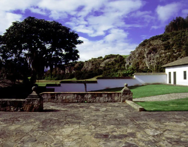 El Abra, Zipaquir, Cundinamarca. 
Resalta el contraste entre la elegancia del atrio con bordillos y pinculos en piedra (plazas de Baeza o Ubeda, en Andaluca) y la discreta pero evocadora modestia de los dos pequeos patios secundarios que retienen el carcter tradicional.  