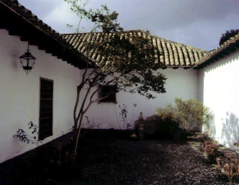 El Abra, Zipaquir, Cundinamarca. 
Resalta el contraste entre la elegancia del atrio con bordillos y pinculos en piedra (plazas de Baeza o Ubeda, en Andaluca) y la discreta pero evocadora modestia de los dos pequeos patios secundarios que retienen el carcter tradicional.  