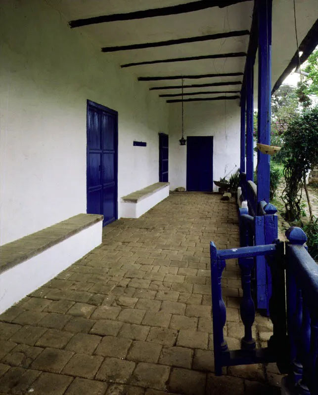 Pisoj, alrededores de Popayn, Cauca. Parece haber sido construida en la segunda mitad del siglo XVIII, reemplazando un humilde rancho en el mismo lugar, por quienes levantaron tambin las de Coconuco y Yambitar, en la misma regin, y Piedechinche, en el Valle del Cauca. Este grupo de casas presenta idntica tecnologa constructiva y sistemas estructurales, as como una organizacin espacial en planta compacta con generosas galeras incompletas en sus frentes longitudinales. Tienen en comn, adems, una sobreelevacin parcial a modo de mirador.  