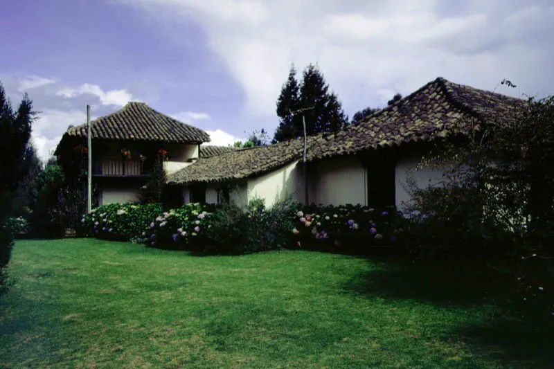 Altamira, Tenjo, Cundinamarca.
Es un buen ejemplo de la dimensión ambiental y significados adicionales que una casa de hacienda adquiere al paso del tiempo, cuando su carácter utilitario cede el lugar a otras razones para su conservación. Altamira parece ser uno de los muchos nombres dados en el siglo XIX a propiedades y casas surgidas a raíz de la desmembración de las haciendas más antiguas en la sabana de Bogotá y alrededores.
En una casa de dimensiones tan modestas como ésta, resulta aparente que para los constructores de época colonial el tamaño físico de las construcciones no tenga importancia conceptual. El acierto formal y ambiental que casi invariablemente lograban podía ser a formato mínimo o enorme, sin que por ello debieran variar los materiales y técnicas constructivas. En la arquitectura minimalista de Altamira los tejados no pueden ser más expresivos (ni más bajos), ni su patio más reducido o más evocador.