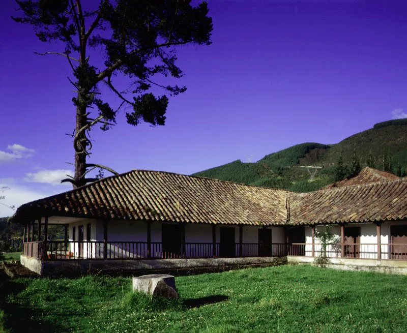 Casablanca Sopó, Cundinamarca.
En común con otras casas de hacienda de época colonial en la región, ésta lleva los rasgos inequívocos de la predominancia dimensional de sus tejados y la escasa altura de las galerías perimetrales en fachadas. Al igual que en Chaleche, Sesquilé, Los Aposentos, Chocontá, o Fagua, Cajicá, las cubiertas y tejados de Casablanca establecen la presencia de la casa en el paisaje y dominan por entero su volumetría, puesto que sólo en época republicana, a mediados del siglo XIX, las fachadas (galerías y muros) recobran importancia. Los constructores santafereños o sabaneros parecen haber levantado, más que otras cosas, bellas y extensas cubiertas debajo de las cuales se podría, dado el caso, refugiar una casa.
El recurso genérico del tramo en dos pisos, realzado a la manera del de Fagua y los de las casas de hacienda caucanas.
