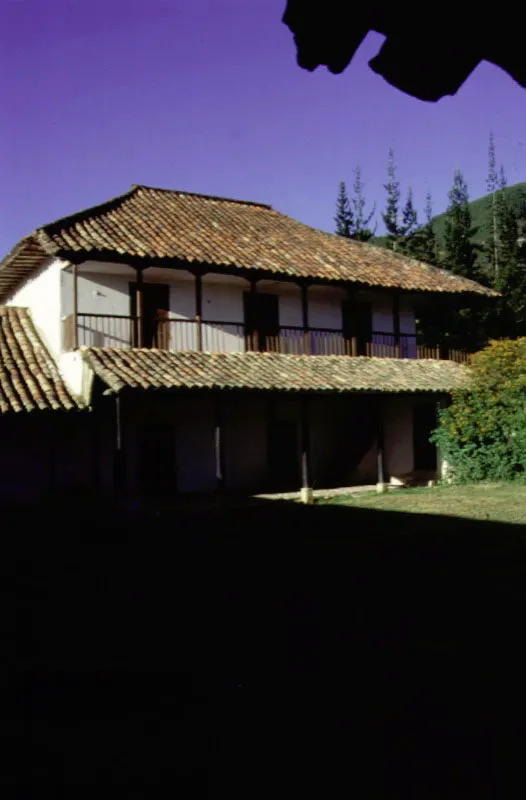 Casablanca Sopó, Cundinamarca.
En común con otras casas de hacienda de época colonial en la región, ésta lleva los rasgos inequívocos de la predominancia dimensional de sus tejados y la escasa altura de las galerías perimetrales en fachadas. Al igual que en Chaleche, Sesquilé, Los Aposentos, Chocontá, o Fagua, Cajicá, las cubiertas y tejados de Casablanca establecen la presencia de la casa en el paisaje y dominan por entero su volumetría, puesto que sólo en época republicana, a mediados del siglo XIX, las fachadas (galerías y muros) recobran importancia. Los constructores santafereños o sabaneros parecen haber levantado, más que otras cosas, bellas y extensas cubiertas debajo de las cuales se podría, dado el caso, refugiar una casa.
El recurso genérico del tramo en dos pisos, realzado a la manera del de Fagua y los de las casas de hacienda caucanas.