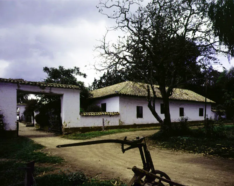 El Hato de Crdova, Facatativ, Cundinamarca. Un buen ejemplo de las numerosas casas de finca o hacienda construidas en el occidente y sur de la sabana de Bogot entre el final de la Colonia y las primeras dcadas de la Repblica, manteniendo las tradiciones de organizacin espacial y lenguaje arquitectnico propios de la primera. Las casas de esta poca son ambiguas en su apariencia, teniendo en general carpintera de puertas y ventanas propia de la segunda mitad del siglo XIX o comienzos del XX, habiendo sido aplicadas stas en muros que podran ser de poca indefinida. La relacin casa-lugar es, en estos ejemplos de carcter transicional, ms genrica e indiferente que la que se observa en las casas de finales del siglo XVII o comienzos del XVIII. 