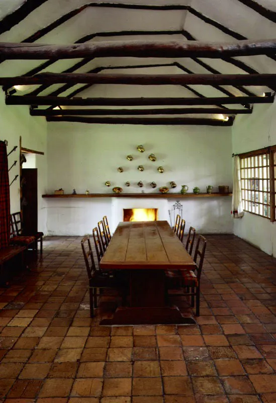 Polmern, Sotaquir, Boyac. 
Este es otro ejemplo de arquitectura ambigua. Puede ser, indistintamente, una casa enteramente moderna, construida con algunos elementos constructivos tradicionales, como seran las armaduras de cubierta en par y nudillo, o una casa comparativamente antigua pero recientemente ampliada y reformada en gran medida. La amplitud del patio interior y la manufactura de las armaduras de cubierta ilustradas, que se aparta de las usanzas artesanales de la regin, ejemplos de las cuales se ilustran en otras pginas de este volumen, as lo indican. Como quiera que ello sea, en este gnero arquitectnico, y en las presentes circunstancias, el fin (lograr un ambiente grato y hermoso) justifica los medios. 