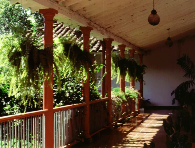 La Loma, alrededores de Santa Fe de Antioquia.
Se ilustran en estas y las siguientes páginas dos casas de la misma región e idéntico nombre. ¿Es la casa que se incrusta en el paisaje, o éste el que la invade? La casa de La Loma (nombre muy frecuente en una región tan marcadamente montañosa) data en sus tramos originales del comienzo del siglo XVIII. La exquisita integración de tejados, corredores y muros circundantes con el espacio natural en torno a éstos, es el resultado de una profunda comprensión de lo esencial del paisaje y de un prolongado y afectuoso cuidado de las formas construidas y la vegetación.
La relación expresada en estas imágenes es la de la casa y el lugar, pero también, y quizá la más importante, la del hombre y el campo.