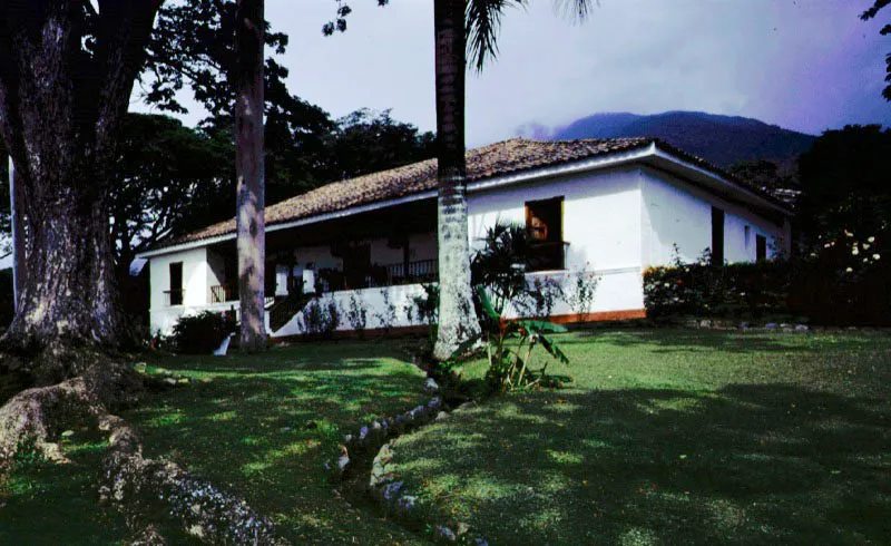 La Sierra, Valle del Cauca. 
El frente principal de 
la casa, simetrizado en el siglo XIX mediante 
el cerramiento de los extremos de la amplia galera-balcn hacia la vista del valle y la adicin de un camino y entrada axiales, partiendo lo que 
debe ser un espacio unitario. La transicin de la Colonia a la Repblica. La 
forma inicial de colombianizacin de las casas de hacienda fue la de superponer ideas y formas eclcticas a las edificaciones de poca colonial, bajo la nocin de la obsolescencia y vejez de lo antiguo. El ejemplo que mejor ilustra este proceso es la casa de La Sierra, Valle del Cauca, llamada tambin El Paraso y restaurada como escenario de la novela Mara de Jorge Isaacs.
 