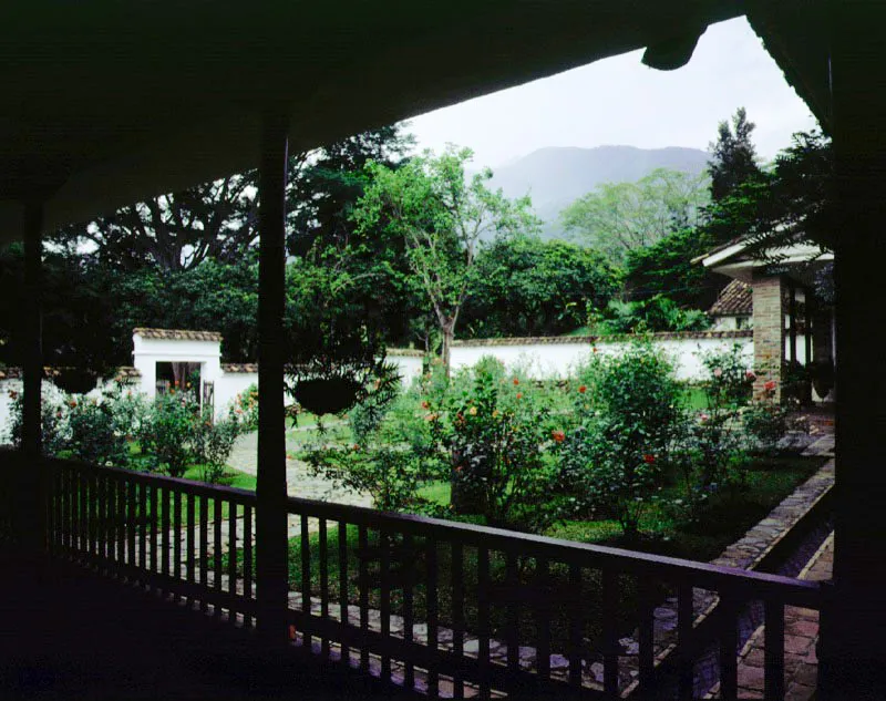  La Sierra, Valle del Cauca.  El antiguo acceso, a pie o a caballo, a la casa a travs del patio trasero, el cual conserva sus muros perimetrales pero ha sido restaurado como jardn formal. 
 