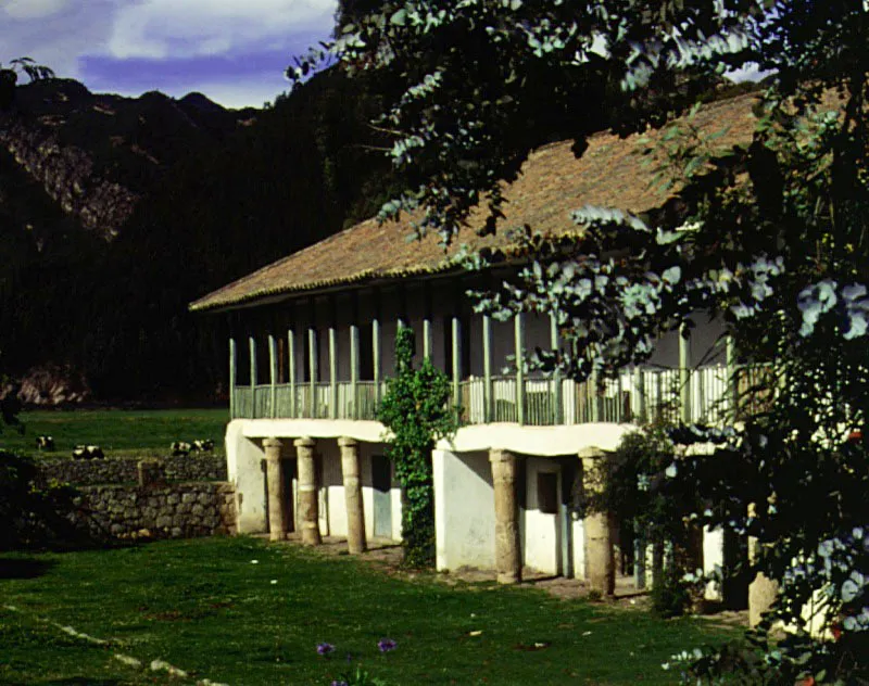 El Rabanal, Ubaté, Cundinamarca.
La transición arquitectónica de esta casa no consistió en imposiciones academizantes sino en alteraciones técnicas que trastrocaron la austera geometría de la construcción de época colonial. El volumen de la casa siguió siendo el mismo, pero los pies derechos de la galería del piso alto se multiplicaron en número y este peso adicional hizo necesario el “refuerzo” del piso bajo. Las improvisadas columnas de piedra indican una total indiferencia o ignorancia respecto del funcionamiento estructural de la antigua casa pero resultan pintorescas. La República improvisó donde la Colonia sabía exactamente lo que hacía.