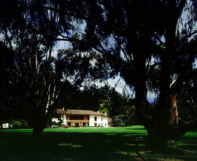 El Salitre. Sopó, Cundinamarca.
Una casa admirablemente situada en el paisaje
del altiplano cundinamarqués,
es un resumen de historia de arquitectura rural en la región.
La casa colonial existente allí fue construida tardíamente, en los primeros años del siglo XIX, reemplazando otra más modesta, de fecha indeterminada. En la segunda mitad del XIX la casa adquirió el volumen y área actuales, junto con un tratamiento simetrizante de la fachada principal, cielos rasos interiores
y tratamiento estructural y espacial de patios interiores con elementos e ideas propios de la arquitectura urbana
de Bogotá. Al final
del siglo XX ha sido modernizada, creando vanos de ventanas de mayor tamaño y rehaciendo la casa
con la fría precisión geométrica característica de
la arquitectura contemporánea.