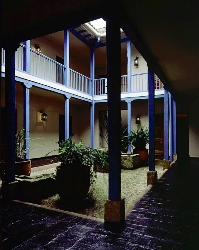 El Salitre. Sopó, Cundinamarca.
La presencia del inevitable eje de simetría en el centro de la casa. A derecha, el tratamiento espacial del pequeño patio interior con sus considerables alturas. Compárese este espacio con el del patio de la casa de Altamira, Tenjo, Cundinamarca, para evaluar lo que va
de la Colonia a la República en arquitectura rural.