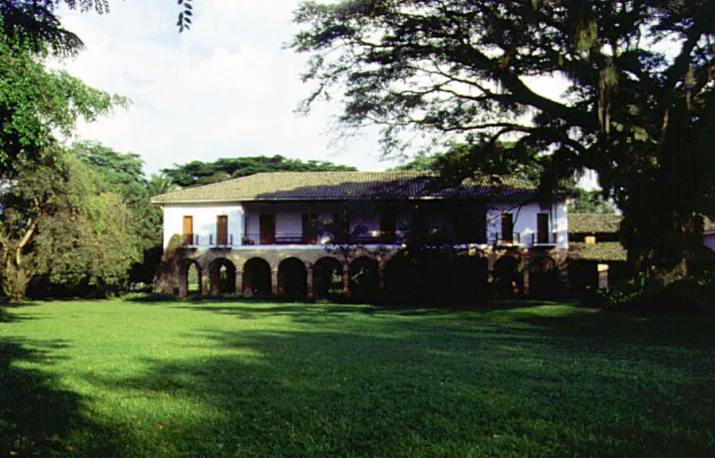 Garciabajo, Caloto, Cauca. Actualmente existe en un complejo arquitectónico formado por unas ocho edificaciones diferentes (casa de
los señores, peonía, ramadas, corrales, caballerizas, capilla, antiguos anexos del trapiche) que datan desde el siglo XVIII hasta las últimas décadas del XX.
La casa principal misma, a diferencia
de La Industria, es
un singular ejemplo
de inspirada improvisación o aprovechamiento
de ruinas existentes. En uno de tantos episodios de la
guerra civil de 1884
y 1885 fue incendiada la bagacera del antiguo trapiche. Las sólidas arquerías de ladrillo
de ésta (siglo XVIII) resistieron la destrucción de la cubierta. Sobre la curiosa y enorme
“sala hipóstile”, formada por las antiguas arquerías,
se levantó una originalísima casa nueva, cuya fachada no dejó de presentar
la apariencia tradicional de una
gran galería-balcón enfrentada a la vista
y terminada en sus extremos por volúmenes cerrados.
Una reciente remodelación le
dio un tono decorativo
y un tanto fantasmagórico
a lo que fuera estrictamente
utilitario en otras épocas, como sería la gran extensión longitudinal de las arquerías y la “caída
de agua” del trapiche.