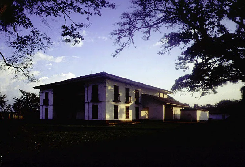 La Industria, Florida, Valle del Cauca.
El paso final entre la arquitectura colonial y republicana fue el de construir ex-novo enteramente. La Industria, según B. Barney y F. Ramírez, “Fue trazada por el señor Francisco I. Caldas (descendiente del prócer Francisco José de Caldas y como éste, arquitecto aficionado) y construida por el maestro (de obra) Ramón Calero entre 1917 y 1920”. La casa luce una rigurosa fachada simétrica central, intervención, ahora sí arquitectónica, que contrasta con la informalidad de otras fachadas como la de La Concepción de Amaime, en El Cerrito. Lo que se gana en elegancia de diseño académico se pierde en gracia ambiental y relación con el lugar.