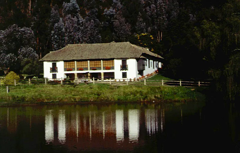 Santa Brbara, Tibit, Cundinamarca. 
Es una casa construida en parte durante el siglo XVIII y luego ampliada y reformada extensamente en la segunda mitad del XIX. En poca reciente ha sido objeto de una modernizacin sumada a las transformaciones anteriores. El resultado de esos episodios es ambientalmente grato pero carente de la armona formal propia de una construccin exclusivamente de poca colonial. La adicin de gabinetes de casa urbana y cerramientos en fachada en la galera frontal del piso alto (un espacio hecho para ser abierto) son aportes modernos. 
 