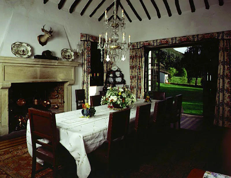 Santa Bárbara, Tibitó, Cundinamarca.
Al modernizar una casa de hacienda antigua frecuentemente se altera de modo decisivo uno de los rasgos vitales de aquélla, como es el reemplazo de las pequeñas ventanas originales, que implican cierta manera de atisbar al exterior, por grandes ventanales panorámicos. Cabría pensar qué es lo que se pierde al ganar amplitud de vista.