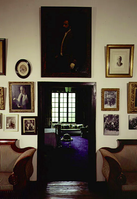 Santa Bárbara, Tibitó, Cundinamarca.
La casa conserva el entorno de un patio interior de época colonial ambientalmente delicioso, dominado por una fuente bella pero incongruente con el espacio que la acoge.