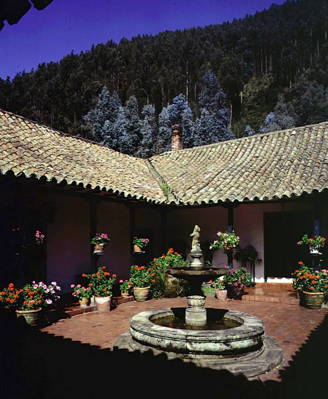 Santa Bárbara, Tibitó, Cundinamarca. La casa conserva el entorno de un patio interior de época colonial ambientalmente delicioso, dominado por una fuente bella pero incongruente con el espacio que la acoge.