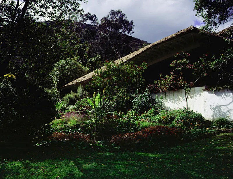 Buenavista, Cota, Cundinamarca.
La hacienda de este nombre se conformó en el siglo XIX como resultado de la desmembración de la extensa propiedad de Tibabuyes. La casa ilustrada no es una construcción de época colonial sino una edificación enteramente nueva levantada para D. José Ma. Urdaneta, su primer propietario, a partir de 1872. Buenavista sería un invaluable documento de historia, y un resumen de extraordinario interés de virtudes y defectos de arquitectura de época republicana, incluyendo la pintura mural y otras decoraciones de tono europeo agregadas a ésta por Alberto Urdaneta, su segundo dueño, de no haber sufrido una desafortunada modernización interior en 1967 y 1969. Actualmente conserva la volumetría de sus tejados y su ambiente exterior, incluyendo el patio cochero en su frente y su gran entrada axial (derecha), a la manera de villa campestre francesa, los cuales son aportes realizados de 1881 en adelante por Alberto Urdaneta.