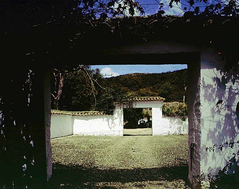 Buenavista, Cota, Cundinamarca.
La hacienda de este nombre se conformó en el siglo XIX como resultado de la desmembración de la extensa propiedad de Tibabuyes. La casa ilustrada no es una construcción de época colonial sino una edificación enteramente nueva levantada para D. José Ma. Urdaneta, su primer propietario, a partir de 1872. Buenavista sería un invaluable documento de historia, y un resumen de extraordinario interés de virtudes y defectos de arquitectura de época republicana, incluyendo la pintura mural y otras decoraciones de tono europeo agregadas a ésta por Alberto Urdaneta, su segundo dueño, de no haber sufrido una desafortunada modernización interior en 1967 y 1969. Actualmente conserva la volumetría de sus tejados y su ambiente exterior, incluyendo el patio cochero en su frente y su gran entrada axial (derecha), a la manera de villa campestre francesa, los cuales son aportes realizados de 1881 en adelante por Alberto Urdaneta.