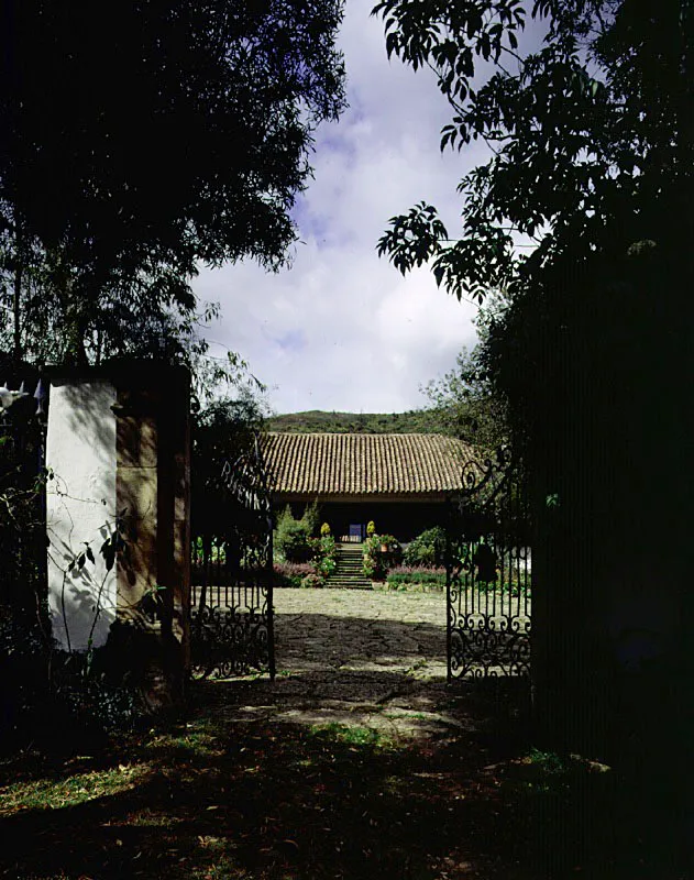 Buenavista, Cota, Cundinamarca.
La hacienda de este nombre se conformó en el siglo XIX como resultado de la desmembración de la extensa propiedad de Tibabuyes. La casa ilustrada no es una construcción de época colonial sino una edificación enteramente nueva levantada para D. José Ma. Urdaneta, su primer propietario, a partir de 1872. Buenavista sería un invaluable documento de historia, y un resumen de extraordinario interés de virtudes y defectos de arquitectura de época republicana, incluyendo la pintura mural y otras decoraciones de tono europeo agregadas a ésta por Alberto Urdaneta, su segundo dueño, de no haber sufrido una desafortunada modernización interior en 1967 y 1969. Actualmente conserva la volumetría de sus tejados y su ambiente exterior, incluyendo el patio cochero en su frente y su gran entrada axial (derecha), a la manera de villa campestre francesa, los cuales son aportes realizados de 1881 en adelante por Alberto Urdaneta.