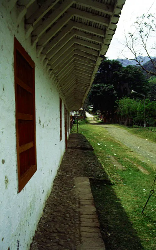 Casa de los Mayores, Titiribí, Antioquia. Tuvo su comienzo durante la segunda mitad del siglo XVIII como parte de la apertura de territorios mineros en Antioquia. La casa ha sido ampliada y reformada en repetidas ocasiones durante el final del siglo XIX y parte del XX. Al lado de la casa surgió una capilla exenta y junto con ella un minipueblo en los terrenos de la hacienda. Nótese la similaridad de este caso con el de Guacarí, en el Valle del Cauca.