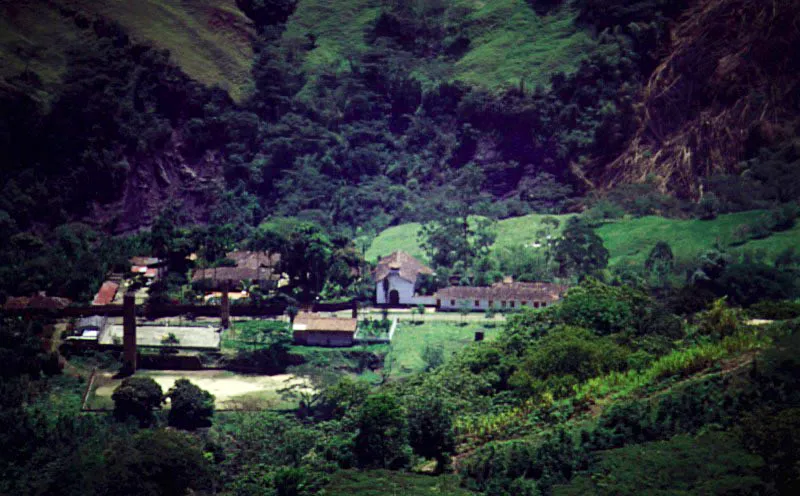 Casa de los Mayores, Titiribí, Antioquia. El uso de aleros muy largos apoyados en jabalcones o pies de amigos se popularizó en Antioquia a fines del siglo XIX.